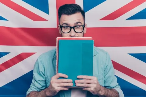 Estudiante consultando las becas de acreditación de idiomas de la Universidad de Málaga