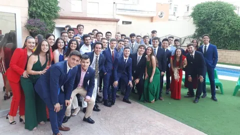 Estudiantes celebrando la fiesta de clausura del curso en la residencia