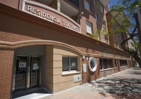 Fachada de ladrillo de la Residencia Teatinos con su rótulo original sobre la entrada